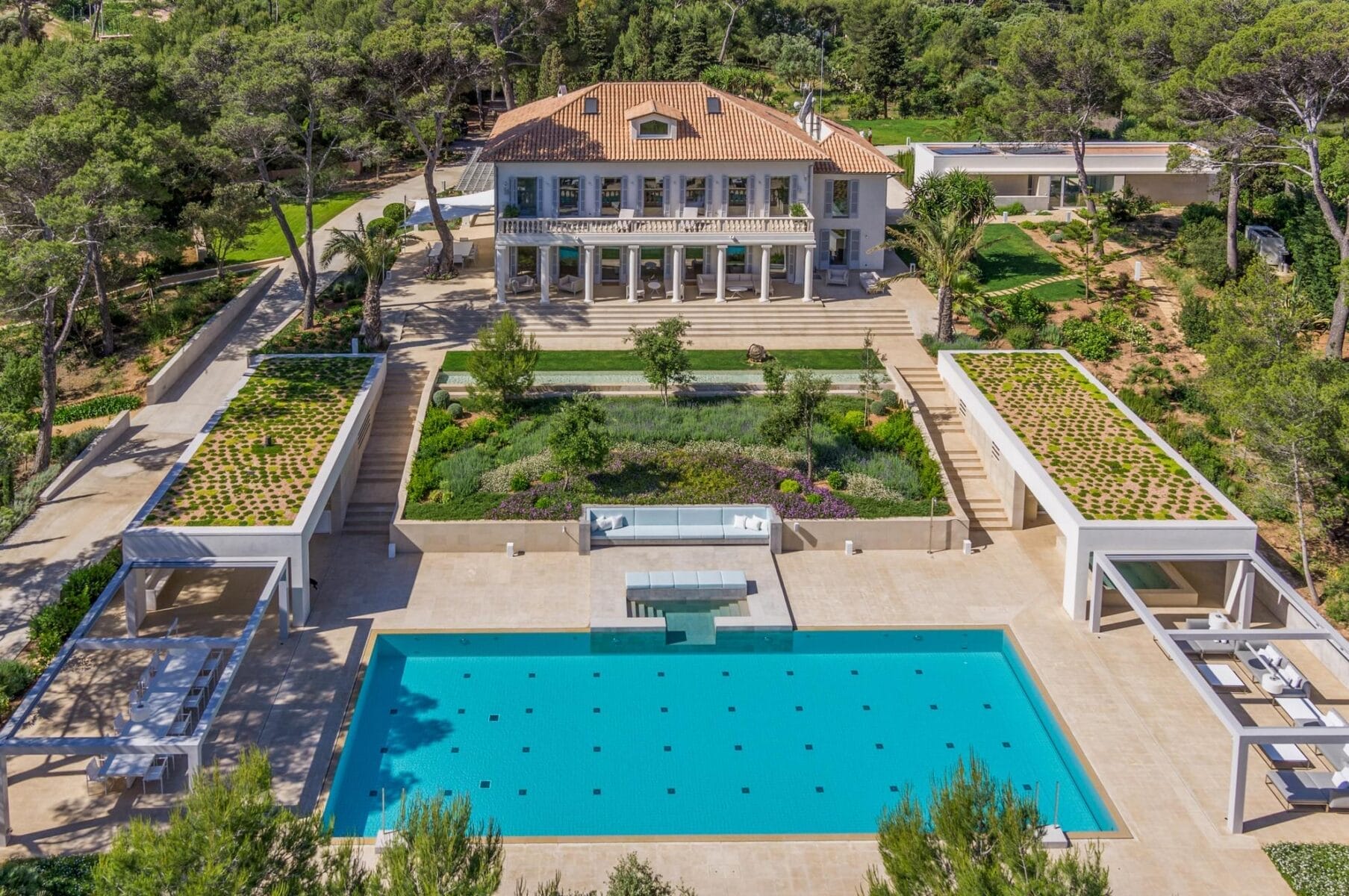 EXCEPTIONAL LUXURY MANSION IN ALCUDIA