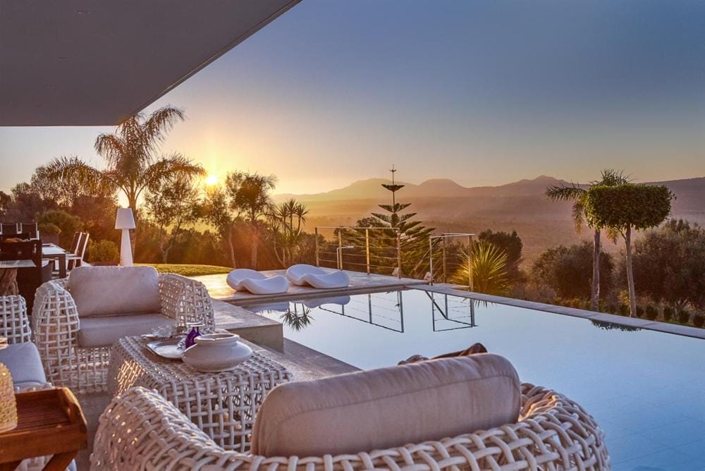 PRIVATE LUXURY VILLA WITH INFINITY POOL & SCENIC VIEWS IN PORTOL